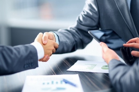 a client shaking hands with a fraud lawyer